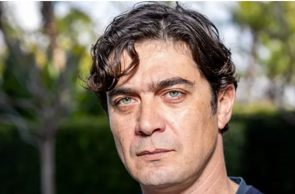 Riccardo Scamarcio primo piano dell'attore