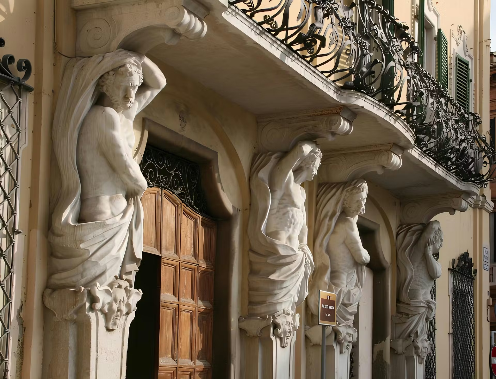 L'ingresso di Palazzo Baldeschi Balleani