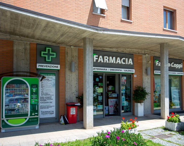 Vista esterna della farmacia "Fausto Coppi"