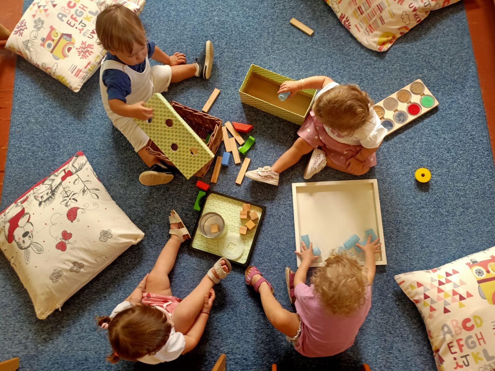 Bambine e bambini al nido Bambine e bambini al nido